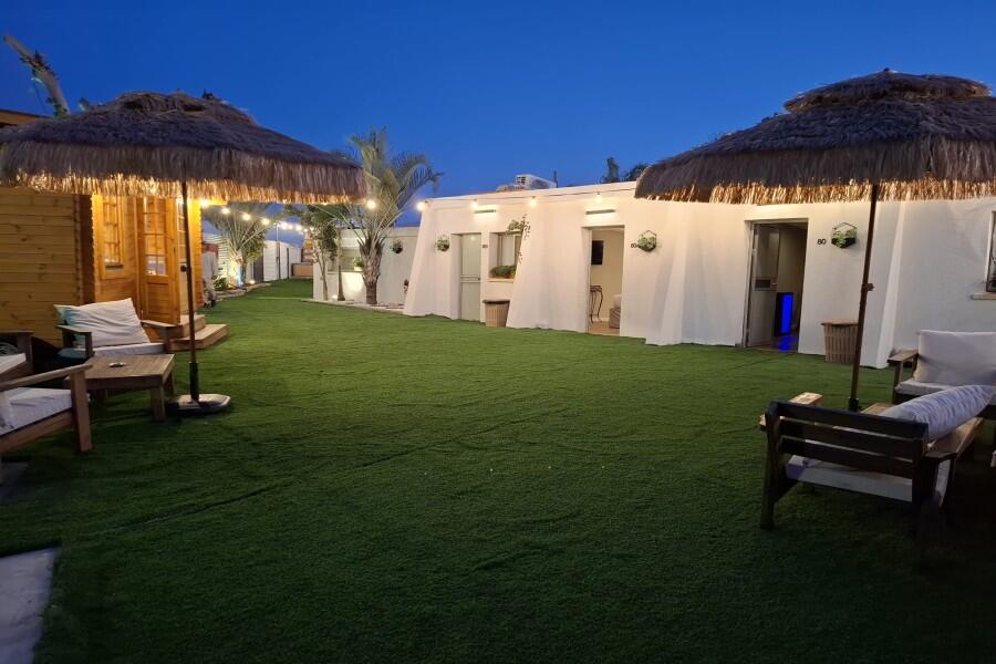 מתחם חיצוני בריכה וג'קוזי - כפר הים יחידות אירוח לפי שעה עם ג'קוזי על החוף 155447