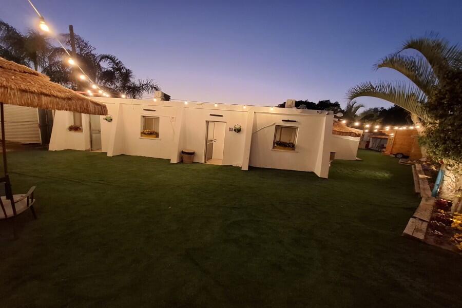 מתחם חיצוני בריכה וג'קוזי - כפר הים יחידות אירוח לפי שעה עם ג'קוזי על החוף 155432