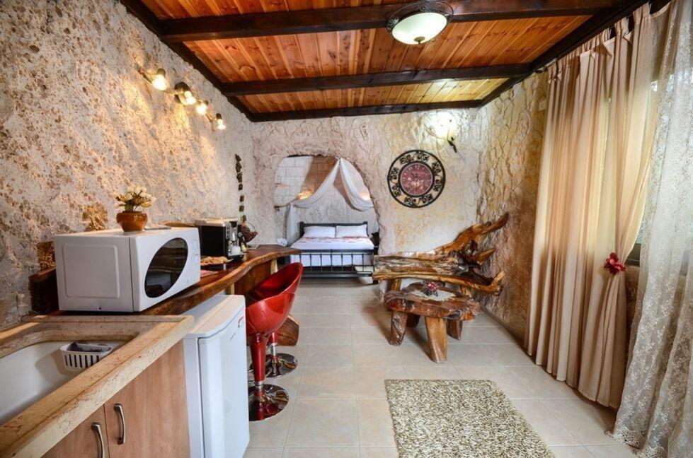 מערת האהבה - אהבה במושבה - צימרים דיסקרטיים 5 דקות מטבריה, כל צימר עם מיטה זוגית, ג'קוזי זוגי, פינות ישיבה ועוד... 69994