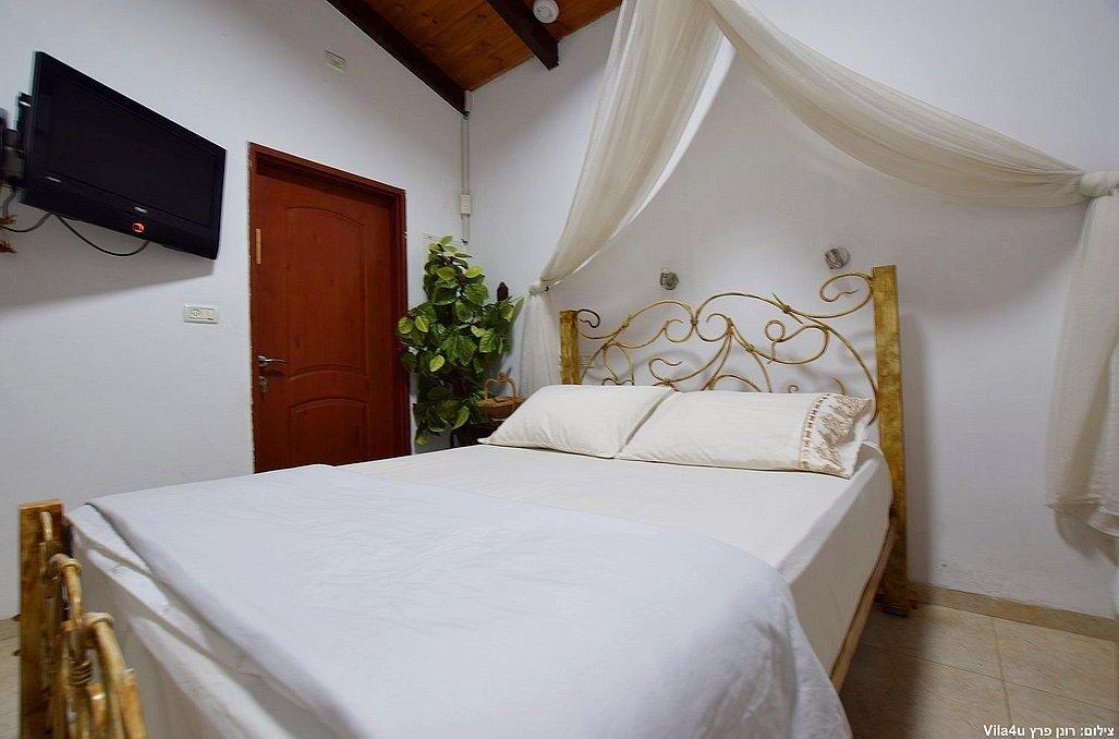 הסוויטה האדומה - אהבה במושבה - צימרים דיסקרטיים 5 דקות מטבריה, כל צימר עם מיטה זוגית, ג'קוזי זוגי, פינות ישיבה ועוד... 70012