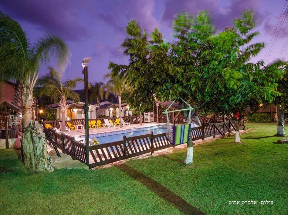 המתחם החיצוני - הבקתות של סיוון אירוח לפי שעה בבקתות קסומות בשזור 17168