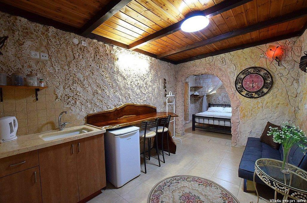 מערת האהבה - אהבה במושבה - צימרים דיסקרטיים 5 דקות מטבריה, כל צימר עם מיטה זוגית, ג'קוזי זוגי, פינות ישיבה ועוד... 69985