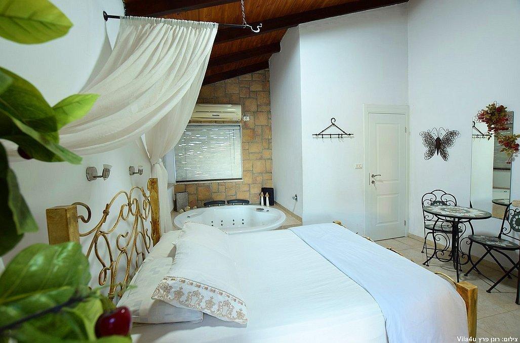 הסוויטה האדומה - אהבה במושבה - צימרים דיסקרטיים 5 דקות מטבריה, כל צימר עם מיטה זוגית, ג'קוזי זוגי, פינות ישיבה ועוד... 70014