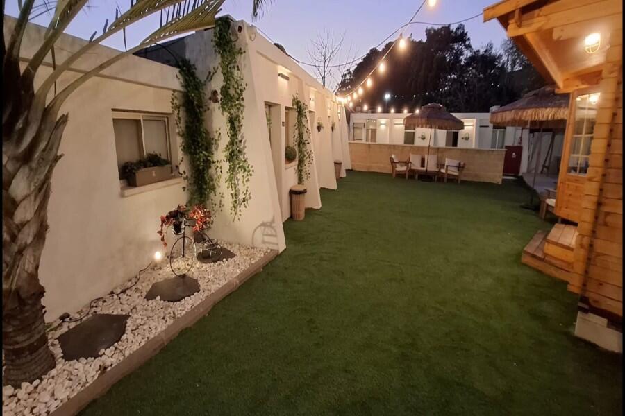 מתחם חיצוני בריכה וג'קוזי - כפר הים יחידות אירוח לפי שעה עם ג'קוזי על החוף 155448