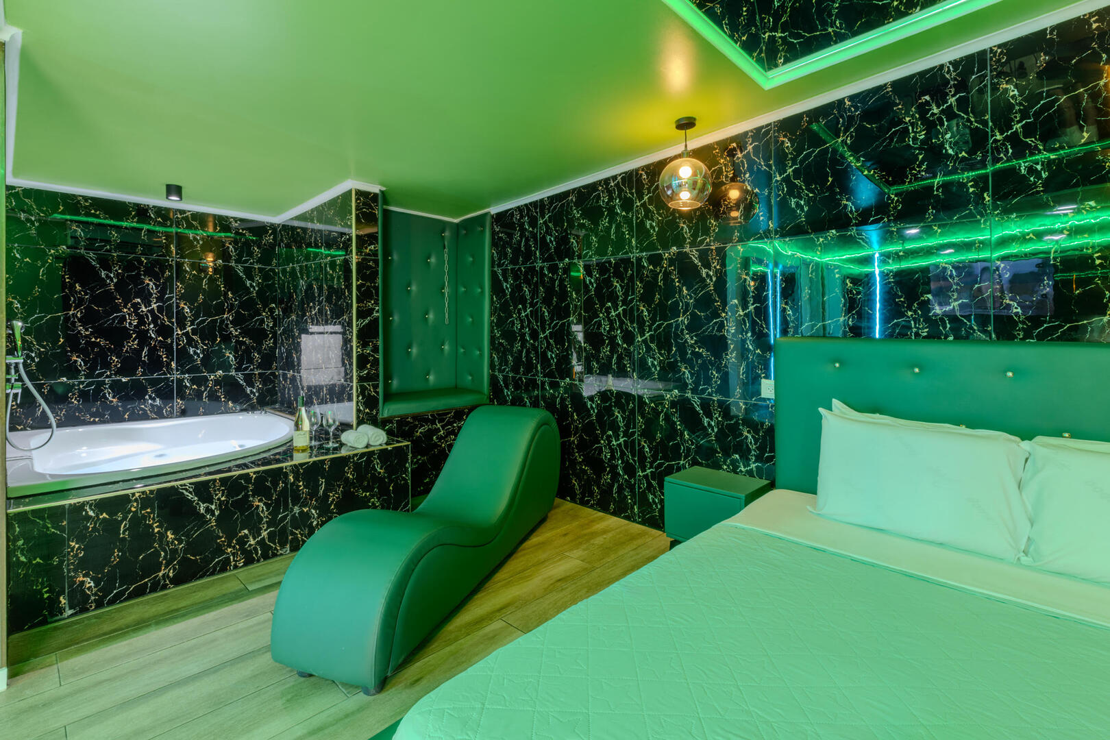 חדר ג'קוזי ארמלד - ברוכים הבאים לסיקרטס - Secrets - חדרים וסוויטות לפי שעה במרכז הארץ 100942