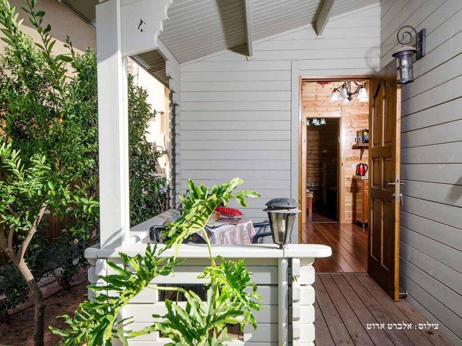 המתחם החיצוני - הבקתות של סיוון אירוח לפי שעה בבקתות קסומות בשזור 17165