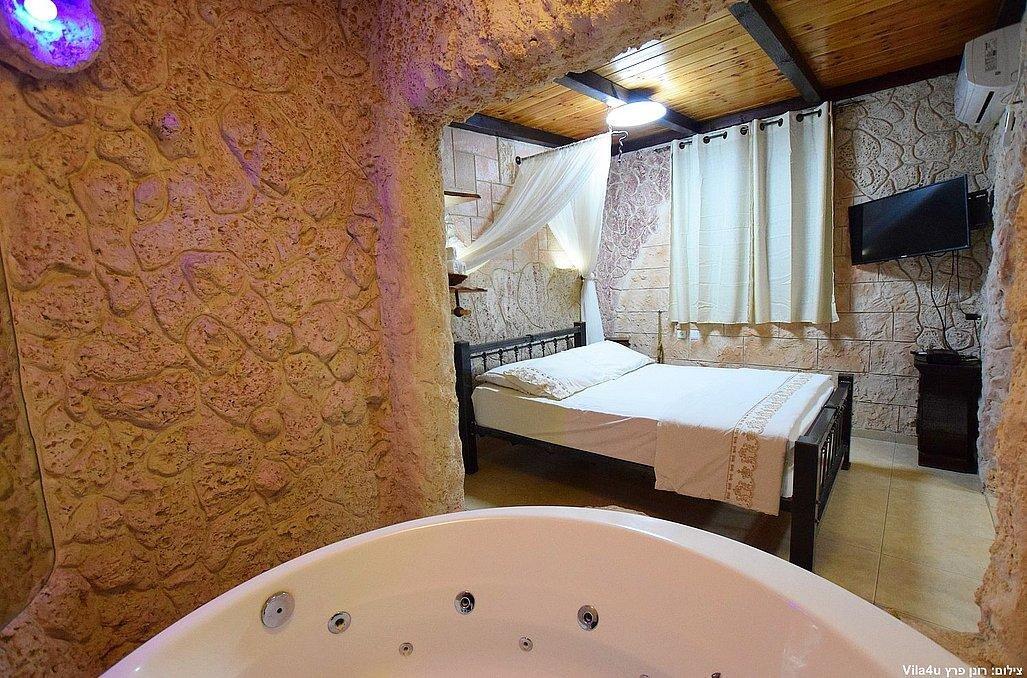 מערת האהבה - אהבה במושבה - צימרים דיסקרטיים 5 דקות מטבריה, כל צימר עם מיטה זוגית, ג'קוזי זוגי, פינות ישיבה ועוד... 69983