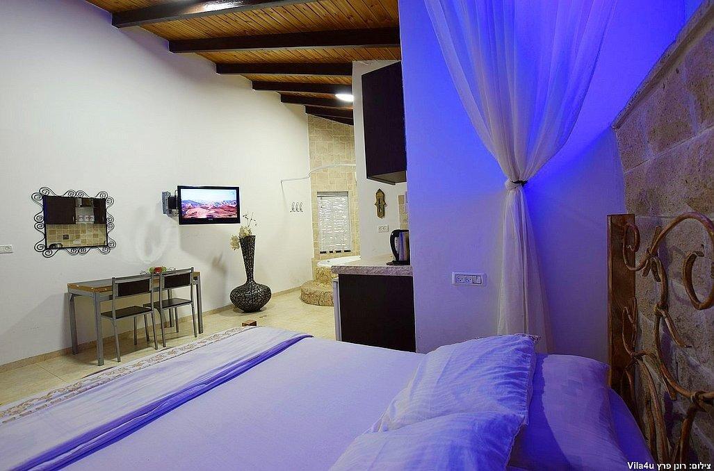 סוויטת הפנינה - אהבה במושבה - צימרים דיסקרטיים 5 דקות מטבריה, כל צימר עם מיטה זוגית, ג'קוזי זוגי, פינות ישיבה ועוד... 69999