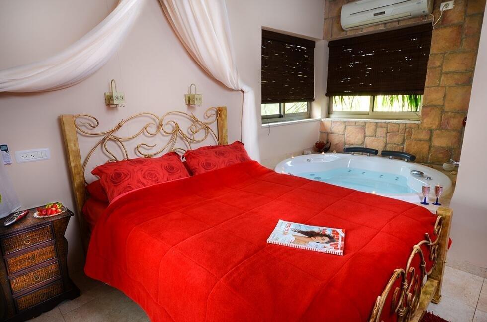 הסוויטה האדומה - אהבה במושבה - צימרים דיסקרטיים 5 דקות מטבריה, כל צימר עם מיטה זוגית, ג'קוזי זוגי, פינות ישיבה ועוד... 70021