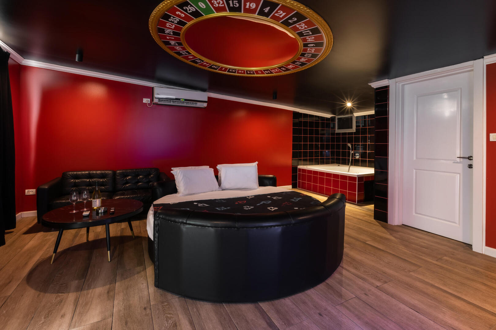 סוויטת ג'קוזי 102 קורל - ברוכים הבאים לסיקרטס - Secrets - חדרים וסוויטות לפי שעה במרכז הארץ 100907