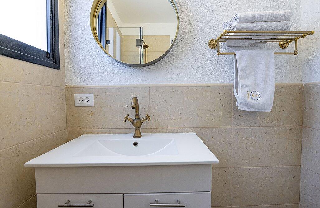 דירת אירוח זוגית עם גקוזי פנימי ומרפסת - אהבה בתל אביב | פרטיות מוחלטת ואירוח לפי שעה 147733