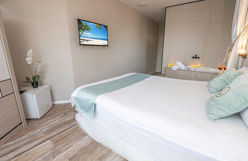 דירת אירוח זוגית עם גקוזי פנימי ומרפסת - אהבה בתל אביב | פרטיות מוחלטת ואירוח לפי שעה 147728