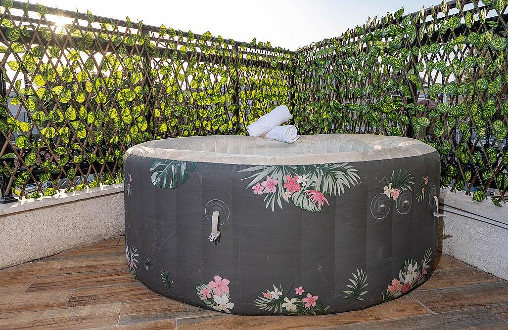 דירת אירוח זוגית עם גקוזי במרפסת - אהבה בתל אביב | פרטיות מוחלטת ואירוח לפי שעה 147723