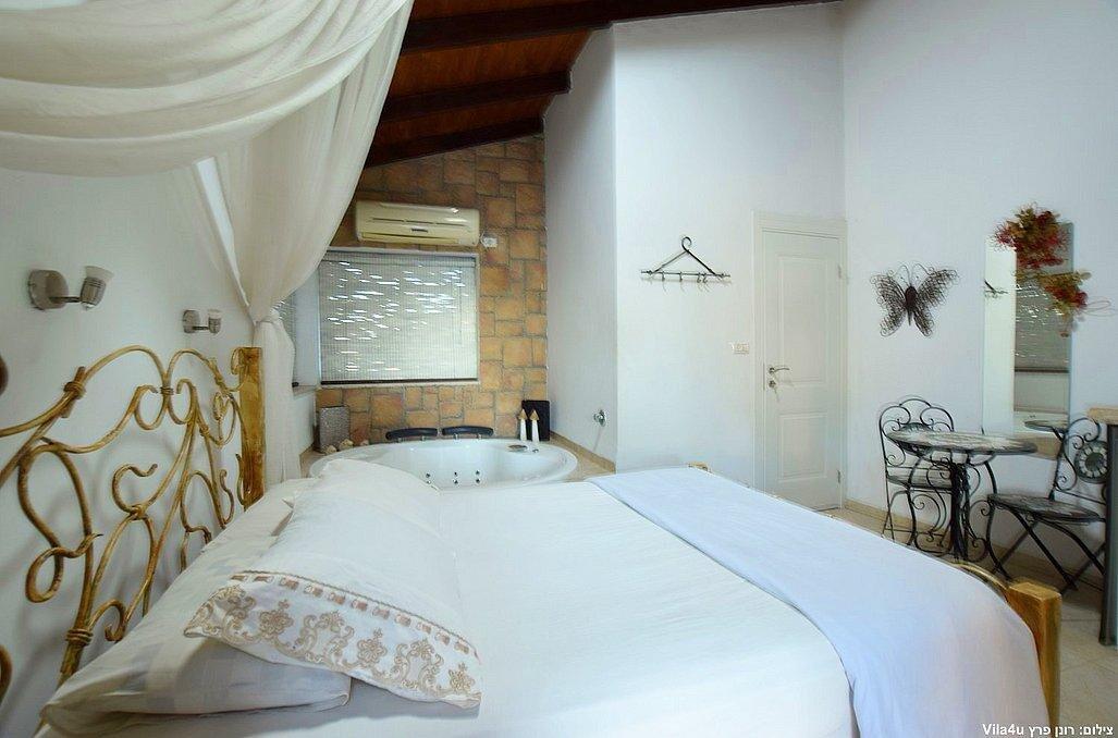 הסוויטה האדומה - אהבה במושבה - צימרים דיסקרטיים 5 דקות מטבריה, כל צימר עם מיטה זוגית, ג'קוזי זוגי, פינות ישיבה ועוד... 70013