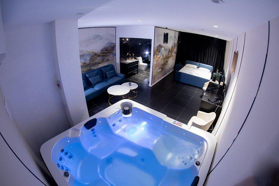 קינג רויאל ג'קוזי ענק - Royal Hotel ראשל