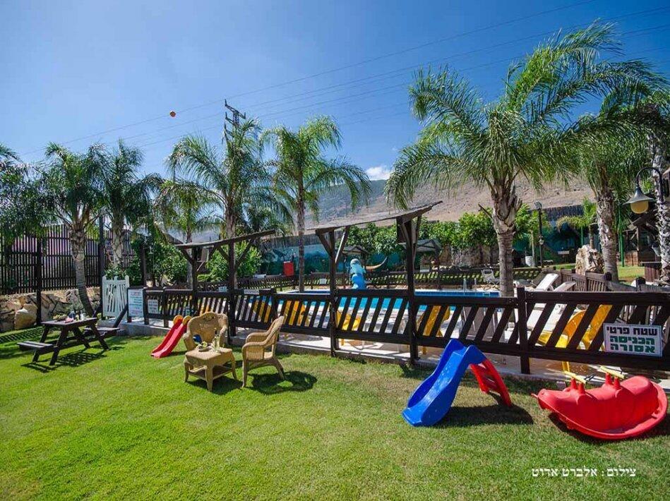 המתחם החיצוני - הבקתות של סיוון אירוח לפי שעה בבקתות קסומות בשזור 17173