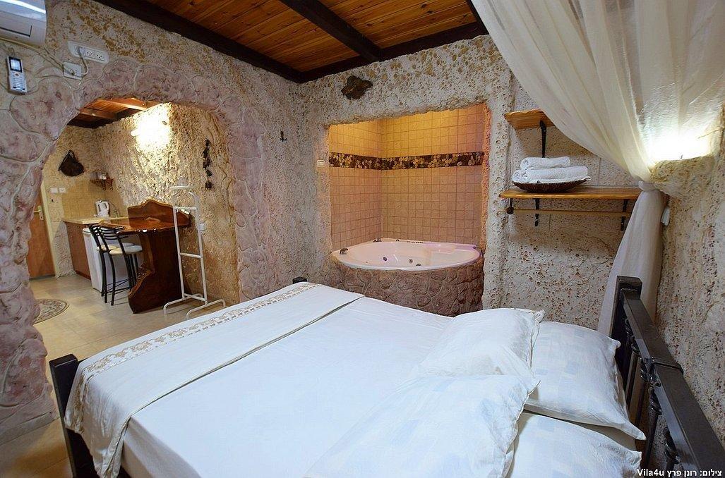 מערת האהבה - אהבה במושבה - צימרים דיסקרטיים 5 דקות מטבריה, כל צימר עם מיטה זוגית, ג'קוזי זוגי, פינות ישיבה ועוד... 69988