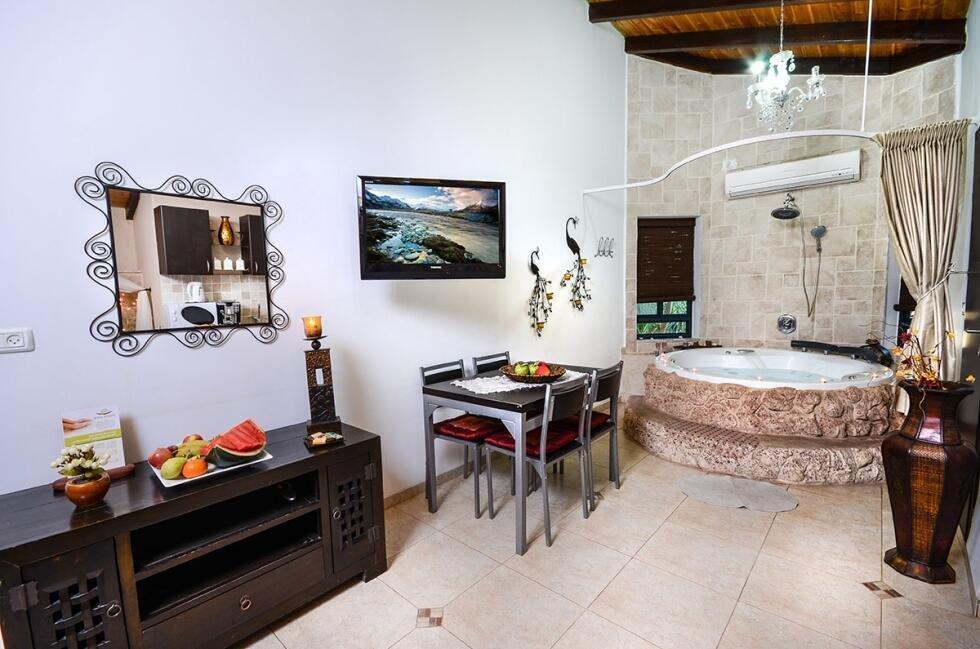 סוויטת הפנינה - אהבה במושבה - צימרים דיסקרטיים 5 דקות מטבריה, כל צימר עם מיטה זוגית, ג'קוזי זוגי, פינות ישיבה ועוד... 70007