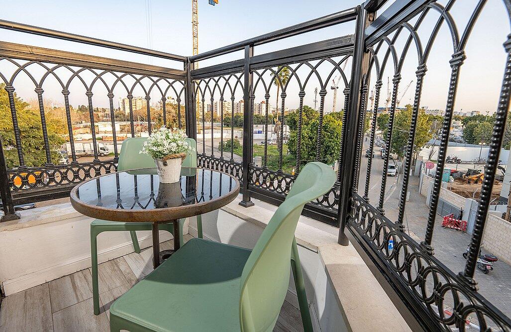 דירת אירוח זוגית עם גקוזי פנימי ומרפסת - אהבה בתל אביב | פרטיות מוחלטת ואירוח לפי שעה 147730