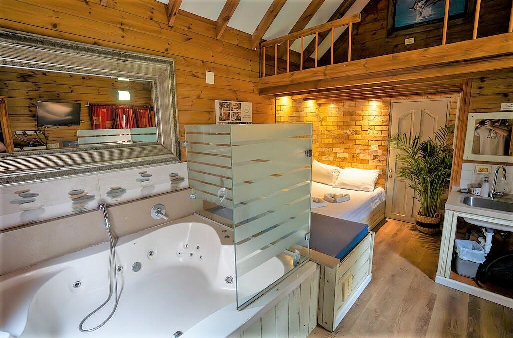 צימרים עם ג'קוזי פרטי - נווה בר-מלון בוטיק בכפר  דיסקרטי לזוגות 89117