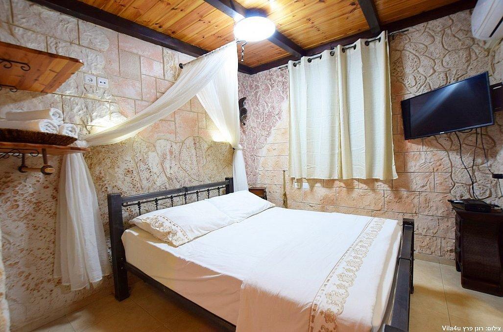 מערת האהבה - אהבה במושבה - צימרים דיסקרטיים 5 דקות מטבריה, כל צימר עם מיטה זוגית, ג'קוזי זוגי, פינות ישיבה ועוד... 69982