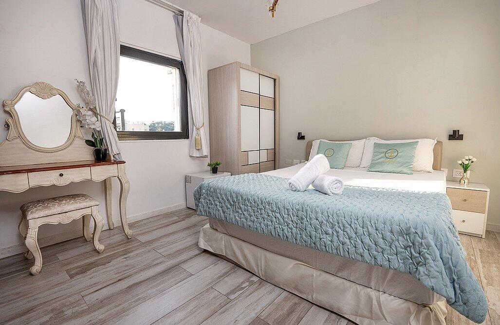 דירת אירוח זוגית עם גקוזי במרפסת - אהבה בתל אביב | פרטיות מוחלטת ואירוח לפי שעה 147713