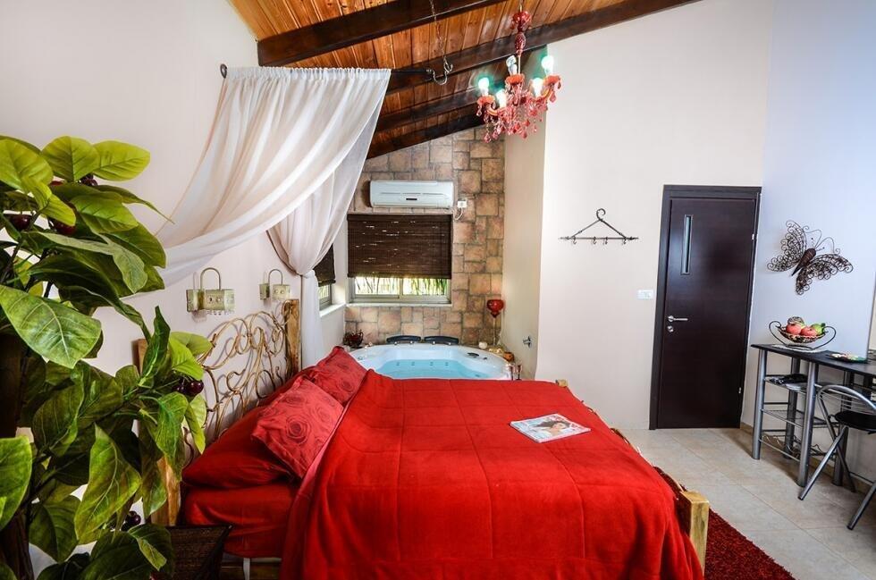 הסוויטה האדומה - אהבה במושבה - צימרים דיסקרטיים 5 דקות מטבריה, כל צימר עם מיטה זוגית, ג'קוזי זוגי, פינות ישיבה ועוד... 70017