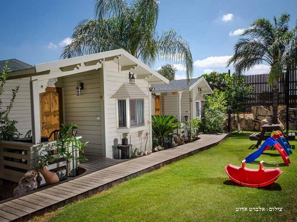 המתחם החיצוני - הבקתות של סיוון אירוח לפי שעה בבקתות קסומות בשזור 17174