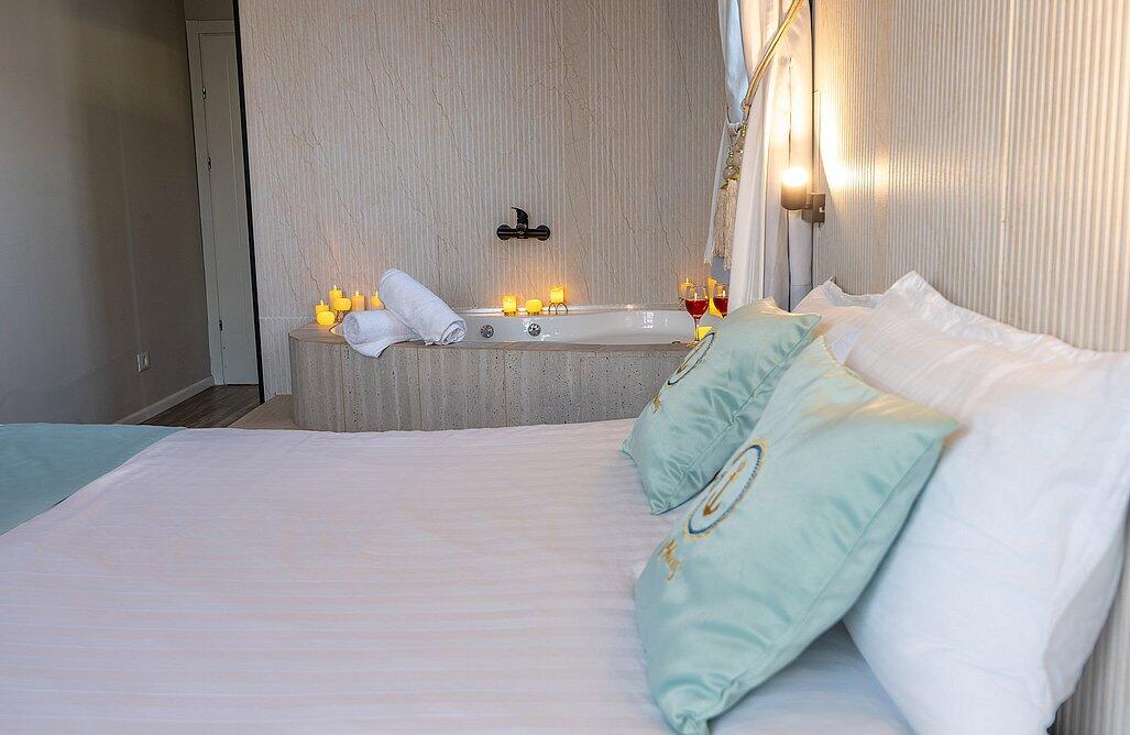 דירת אירוח זוגית עם גקוזי פנימי ומרפסת - אהבה בתל אביב | פרטיות מוחלטת ואירוח לפי שעה 147731