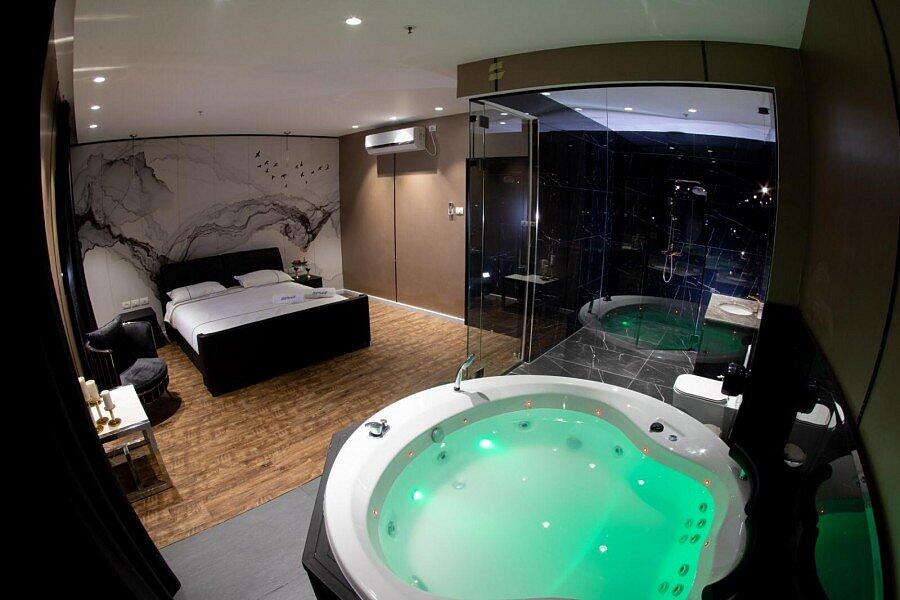 סוויטת רויאל ג'קוזי וסלון - Royal Hotel ראשל