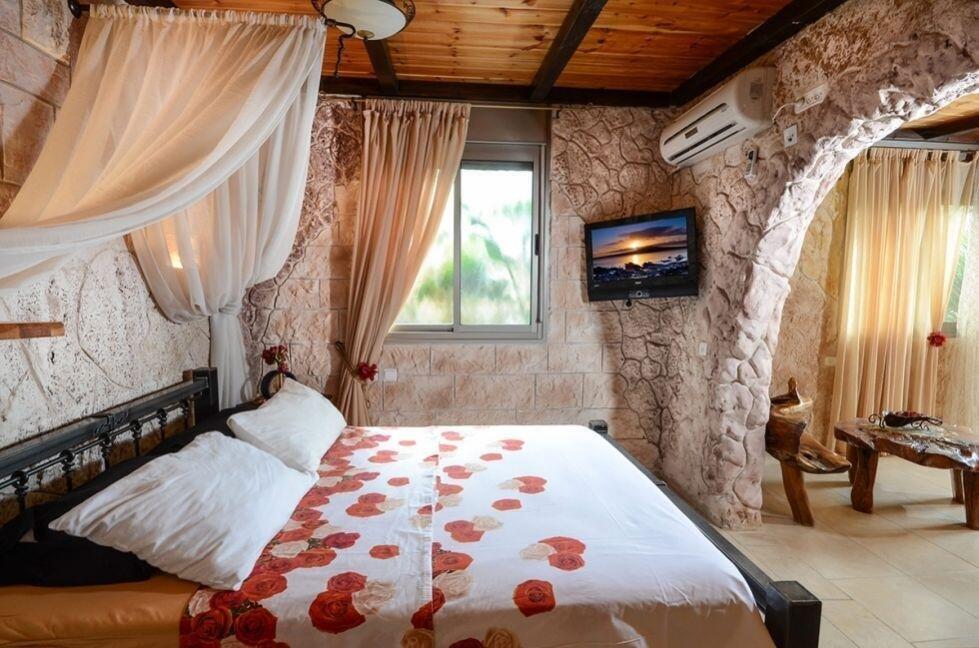 מערת האהבה - אהבה במושבה - צימרים דיסקרטיים 5 דקות מטבריה, כל צימר עם מיטה זוגית, ג'קוזי זוגי, פינות ישיבה ועוד... 69995