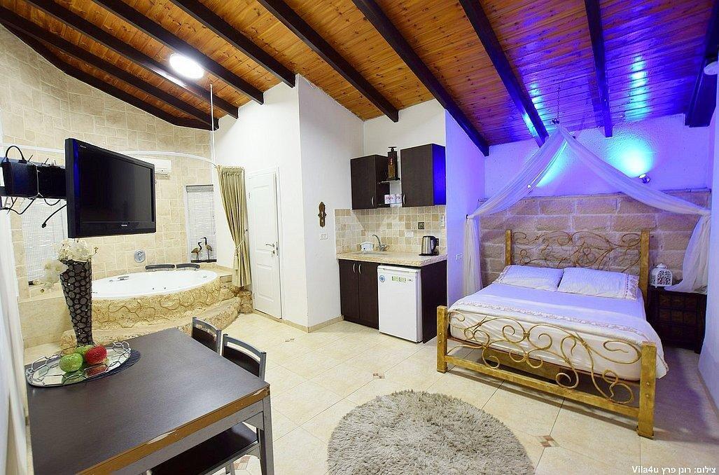 סוויטת הפנינה - אהבה במושבה - צימרים דיסקרטיים 5 דקות מטבריה, כל צימר עם מיטה זוגית, ג'קוזי זוגי, פינות ישיבה ועוד... 70003