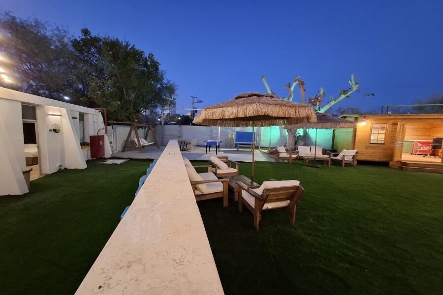 מתחם חיצוני בריכה וג'קוזי - כפר הים יחידות אירוח לפי שעה עם ג'קוזי על החוף 155440