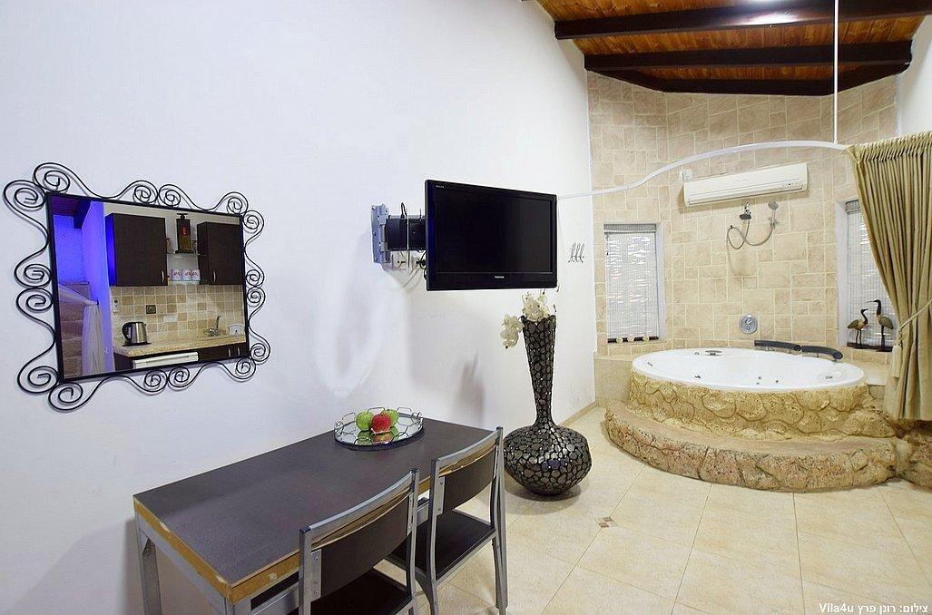 סוויטת הפנינה - אהבה במושבה - צימרים דיסקרטיים 5 דקות מטבריה, כל צימר עם מיטה זוגית, ג'קוזי זוגי, פינות ישיבה ועוד... 70006