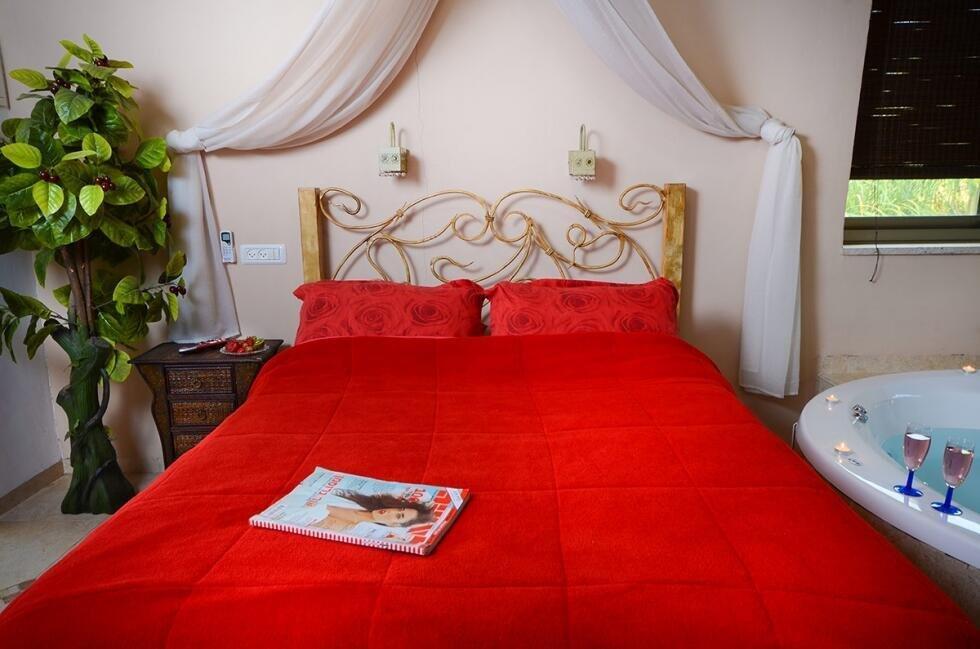 הסוויטה האדומה - אהבה במושבה - צימרים דיסקרטיים 5 דקות מטבריה, כל צימר עם מיטה זוגית, ג'קוזי זוגי, פינות ישיבה ועוד... 70020