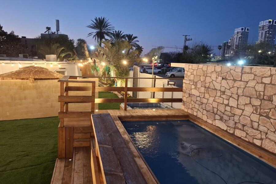 מתחם חיצוני בריכה וג'קוזי - כפר הים יחידות אירוח לפי שעה עם ג'קוזי על החוף 155441