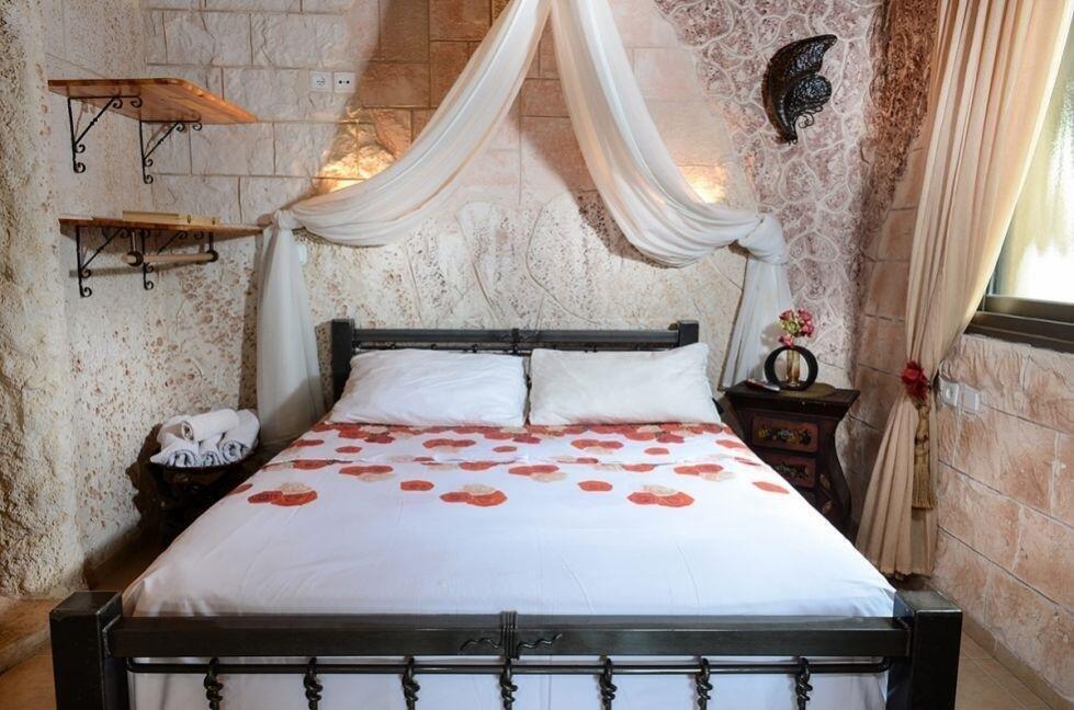 מערת האהבה - אהבה במושבה - צימרים דיסקרטיים 5 דקות מטבריה, כל צימר עם מיטה זוגית, ג'קוזי זוגי, פינות ישיבה ועוד... 69996