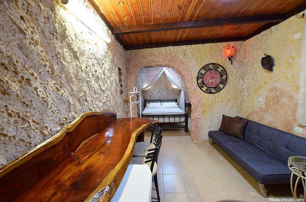מערת האהבה - אהבה במושבה - צימרים דיסקרטיים 5 דקות מטבריה, כל צימר עם מיטה זוגית, ג'קוזי זוגי, פינות ישיבה ועוד... 69984