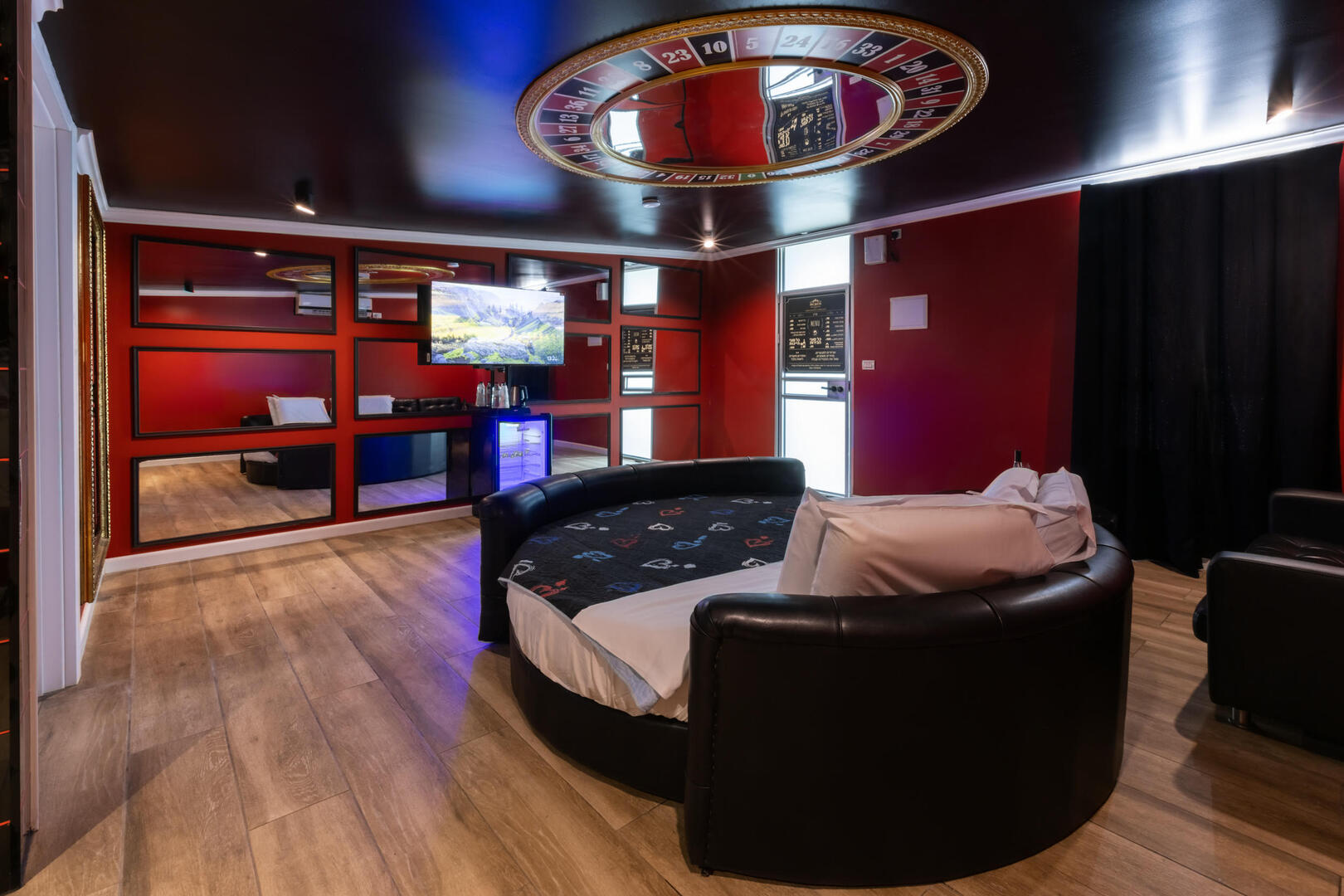 סוויטת ג'קוזי 102 קורל - ברוכים הבאים לסיקרטס - Secrets - חדרים וסוויטות לפי שעה במרכז הארץ 100905