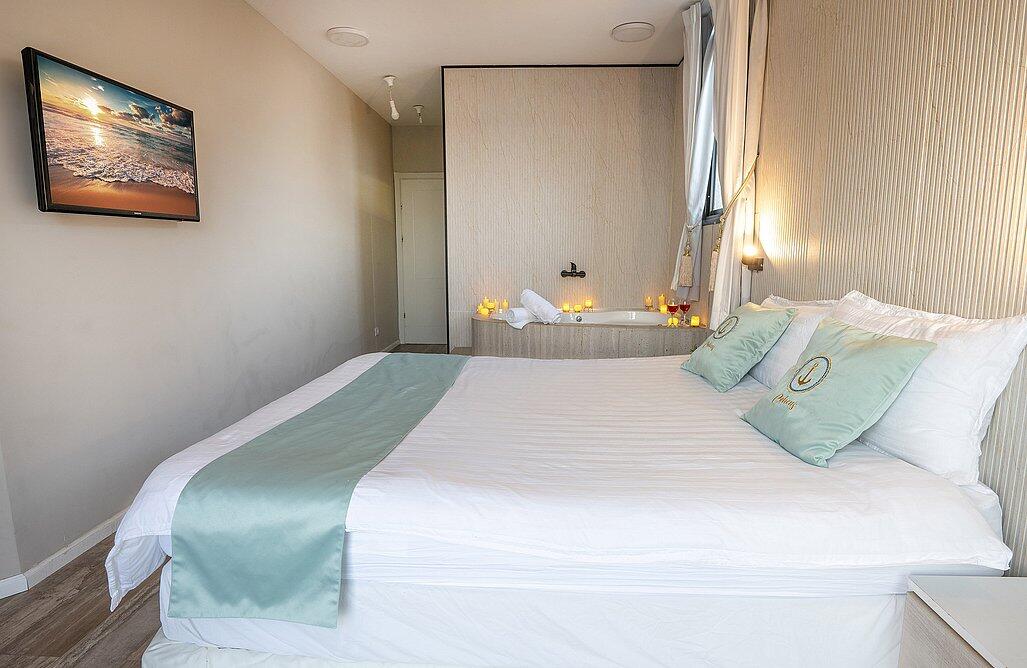 דירת אירוח זוגית עם גקוזי פנימי ומרפסת - אהבה בתל אביב | פרטיות מוחלטת ואירוח לפי שעה 147727