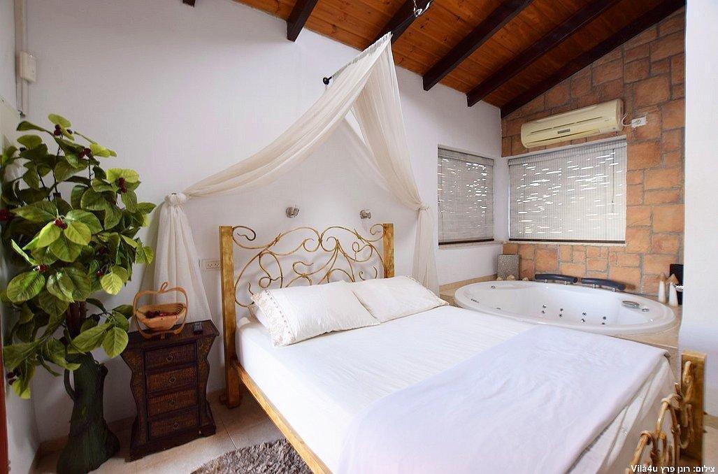 הסוויטה האדומה - אהבה במושבה - צימרים דיסקרטיים 5 דקות מטבריה, כל צימר עם מיטה זוגית, ג'קוזי זוגי, פינות ישיבה ועוד... 70016