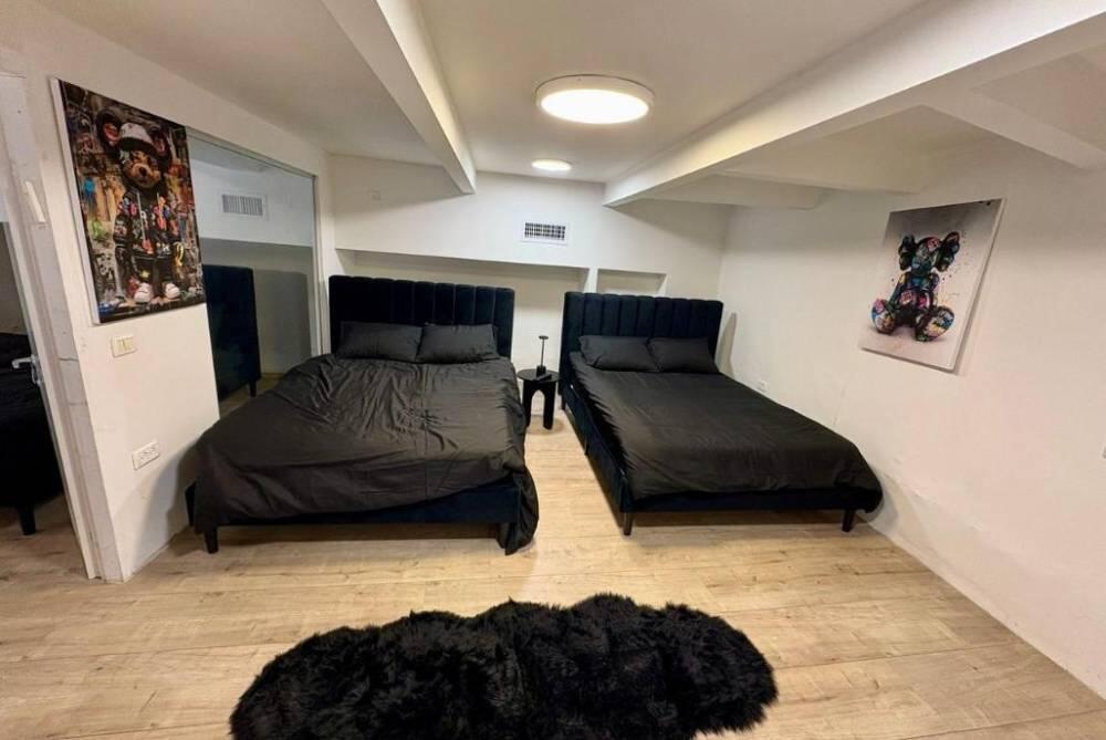 חדרי שינה - סוויטת בוטיק גלרי I נופש שעתי בתל אביב I מרחק הליכה מהים 118487