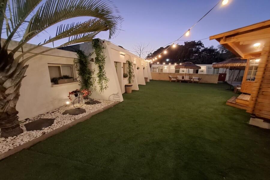 מתחם חיצוני בריכה וג'קוזי - כפר הים יחידות אירוח לפי שעה עם ג'קוזי על החוף 155444