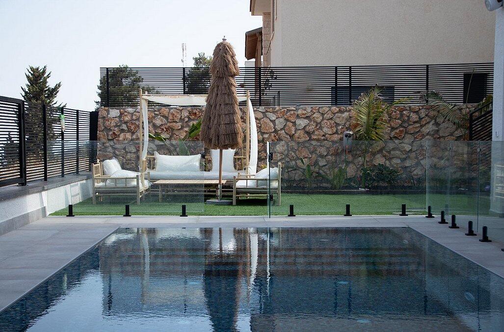 המתחם החיצוני - יוקרה בצפון - נופש שעתי, דיסקרטי בראש פינה 94279