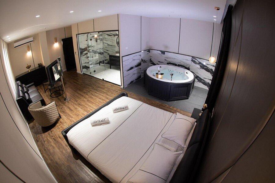 סוויטת רויאל ג'קוזי וסלון - Royal Hotel ראשל