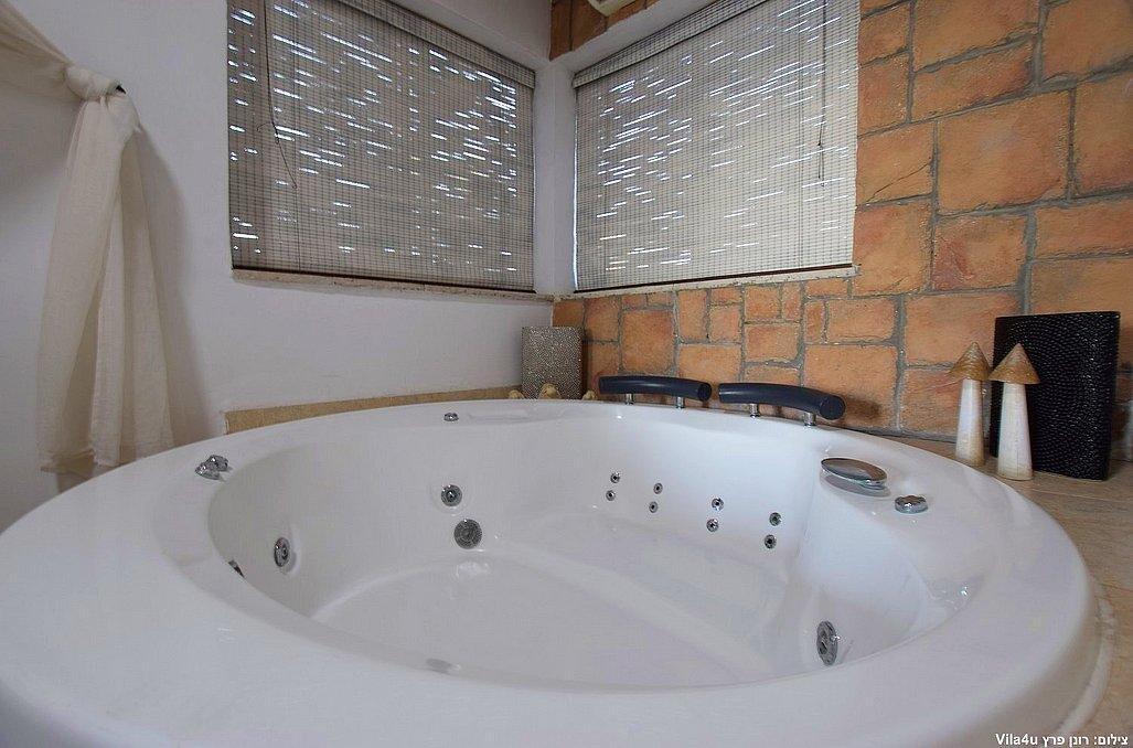 הסוויטה האדומה - אהבה במושבה - צימרים דיסקרטיים 5 דקות מטבריה, כל צימר עם מיטה זוגית, ג'קוזי זוגי, פינות ישיבה ועוד... 70015