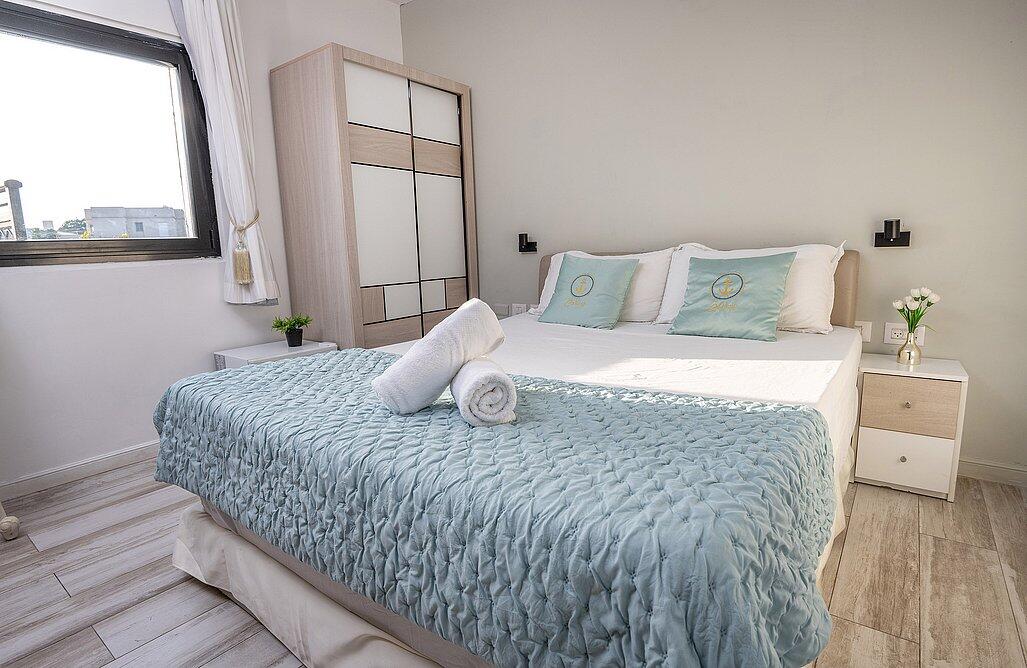 דירת אירוח זוגית עם גקוזי במרפסת - אהבה בתל אביב | פרטיות מוחלטת ואירוח לפי שעה 147714