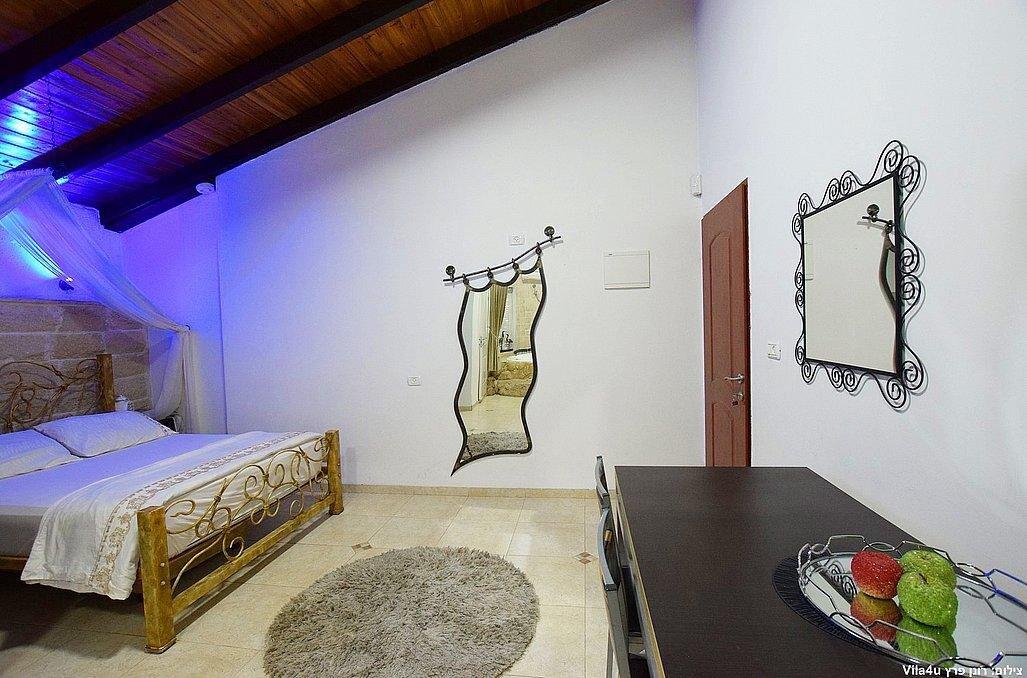 סוויטת הפנינה - אהבה במושבה - צימרים דיסקרטיים 5 דקות מטבריה, כל צימר עם מיטה זוגית, ג'קוזי זוגי, פינות ישיבה ועוד... 70000