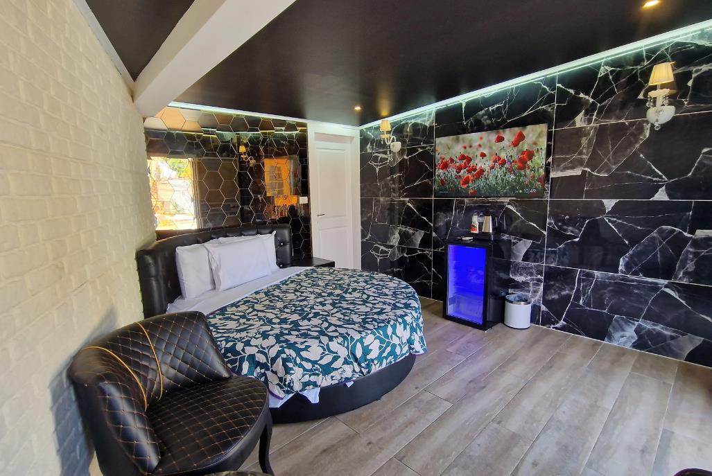 חדר 104 - ברוכים הבאים לסיקרטס - Secrets - חדרים וסוויטות לפי שעה במרכז הארץ 101164