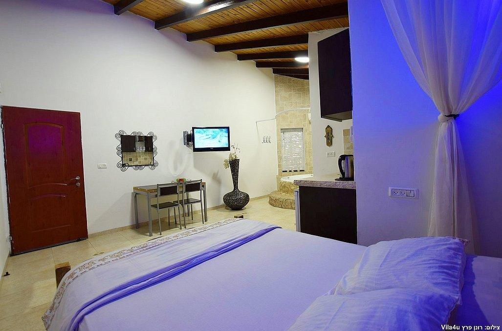 סוויטת הפנינה - אהבה במושבה - צימרים דיסקרטיים 5 דקות מטבריה, כל צימר עם מיטה זוגית, ג'קוזי זוגי, פינות ישיבה ועוד... 69997